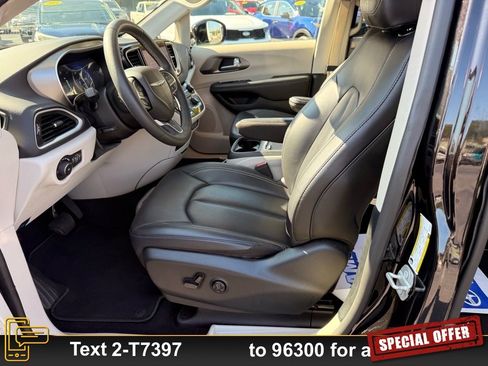 Used 2024 Chrysler Pacifica Touring-L image 13
