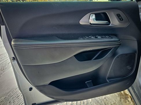 New 2026 Chrysler Pacifica Select image 9