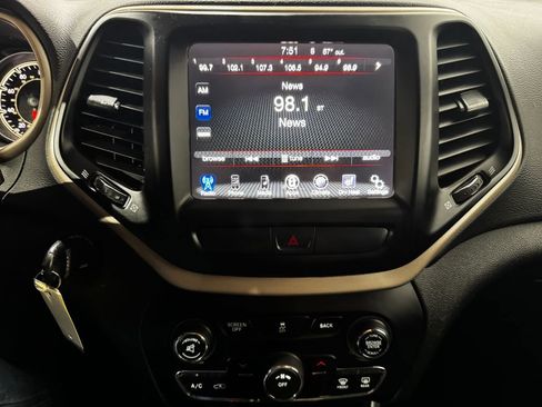 Used 2017 Jeep Cherokee Latitude w/ Cold Weather Group AWD/4WD image 13