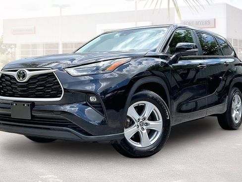 Used 2025 Toyota Highlander LE FWD image 30