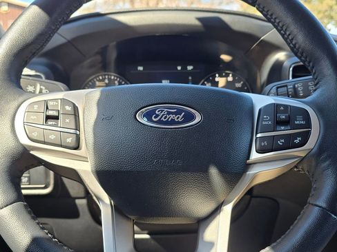 Used 2023 Ford Explorer XLT AWD/4WD image 25