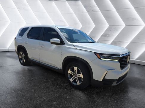 Used 2025 Honda Pilot EX-L image 3