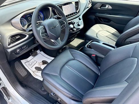 Used 2026 Chrysler Pacifica Select image 25
