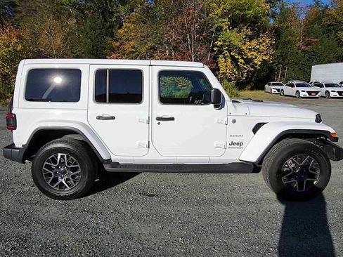 Used 2024 Jeep Wrangler Sahara image 9