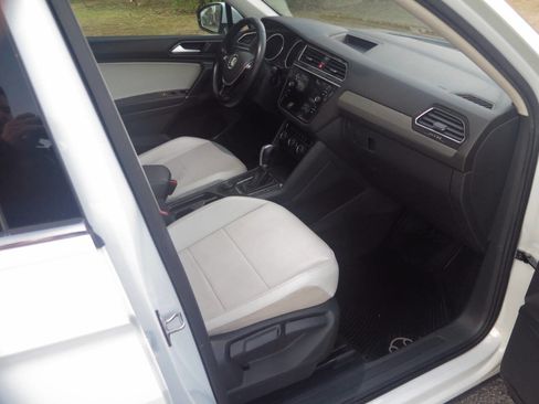 Used 2018 Volkswagen Tiguan SE w/ Panoramic Sunroof Package image 15