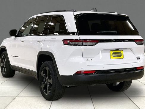 Used 2023 Jeep Grand Cherokee Laredo AWD/4WD image 11
