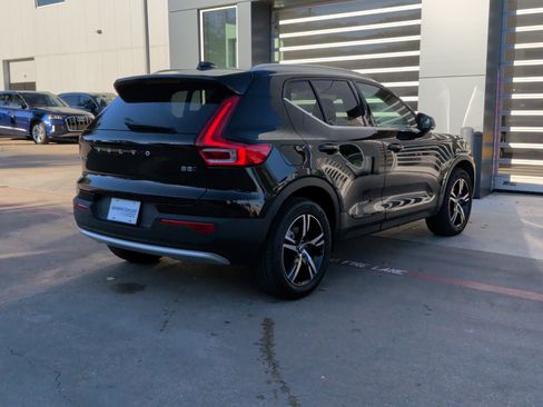Used 2025 Volvo XC40 B5 Core image 9