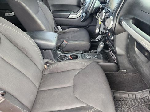 Used 2015 Jeep Wrangler Unlimited Sahara w/ Connectivity Group AWD/4WD image 14