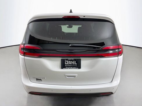 Used 2024 Chrysler Pacifica Limited FWD image 12