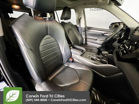 Used 2021 Toyota Highlander XLE image 17