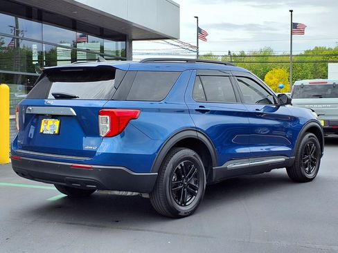 Used 2023 Ford Explorer XLT AWD/4WD image 2