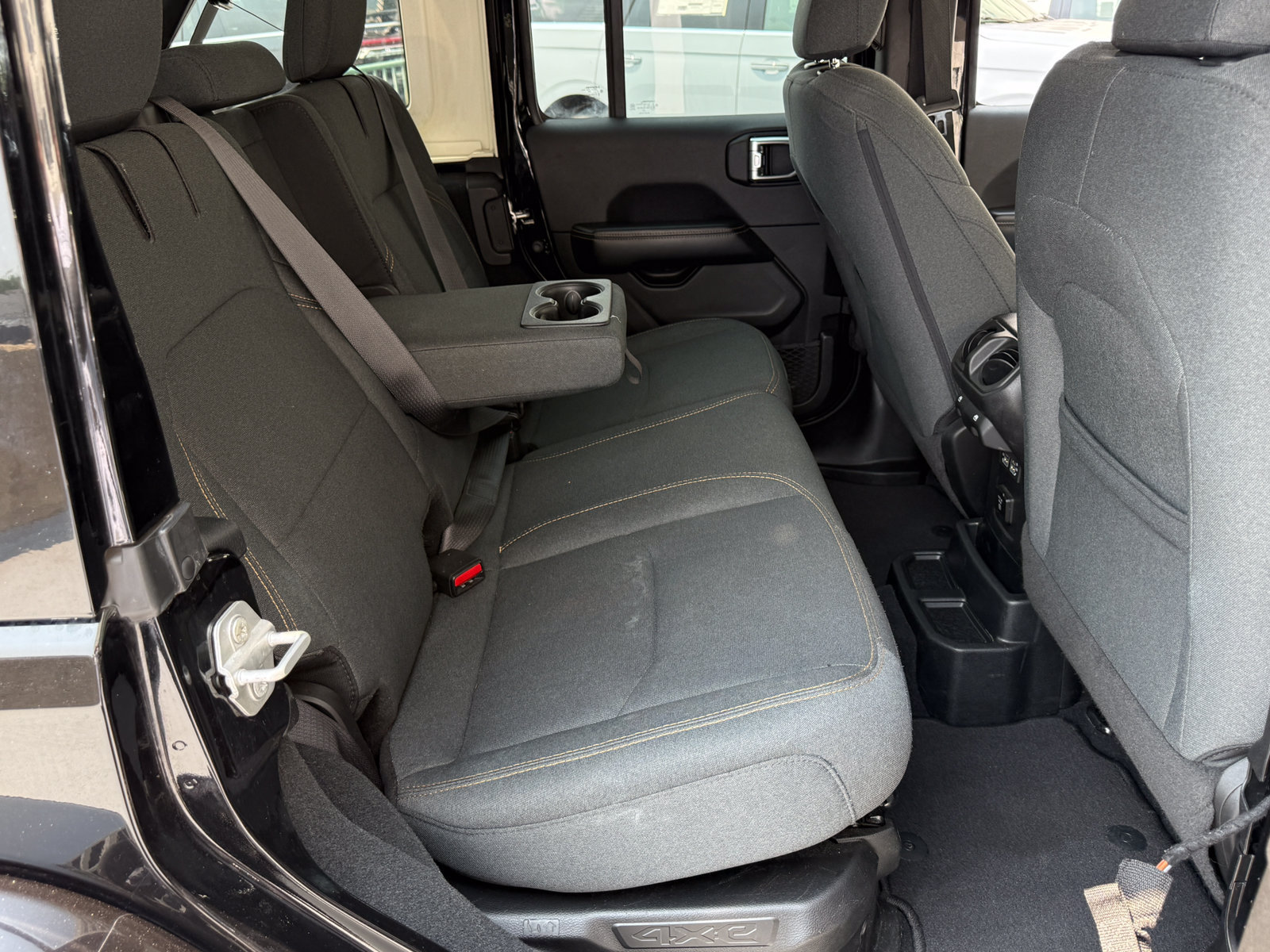 Used 2024 Jeep Wrangler Unlimited Sahara AWD/4WD image 16