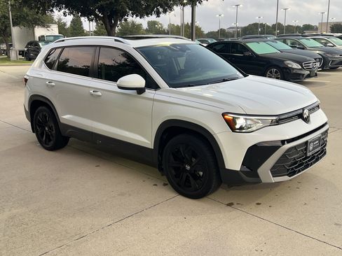 Certified 2025 Volkswagen Taos SE image 2