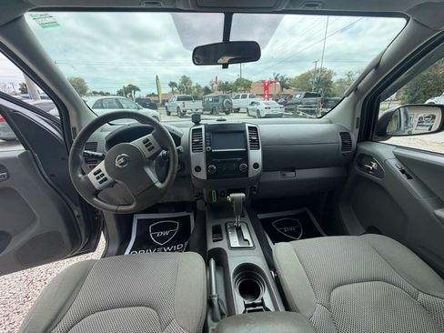 Used 2019 Nissan Frontier SV image 11