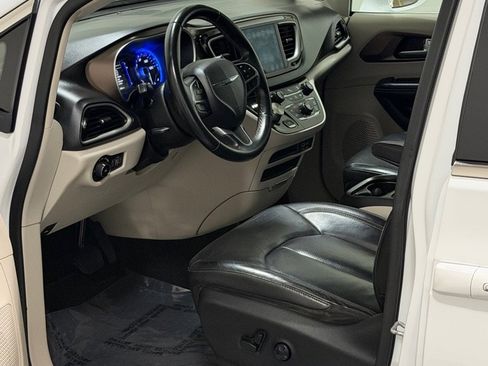 Used 2018 Chrysler Pacifica Touring-L w/ Tire & Wheel Group FWD image 6