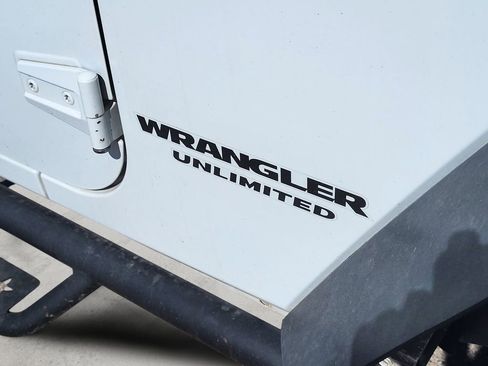 Used 2017 Jeep Wrangler Unlimited Rubicon w/ Connectivity Group AWD/4WD image 24