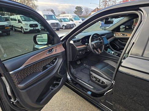 Used 2022 Jeep Grand Cherokee Summit w/ Advanced Protech Group IV AWD/4WD image 19