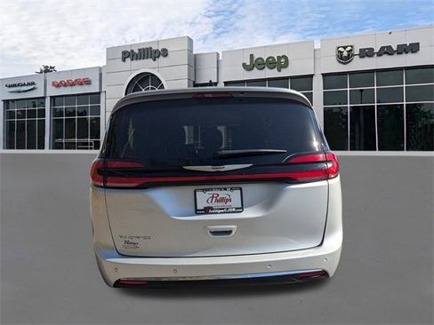 Certified 2024 Chrysler Pacifica Touring-L image 4