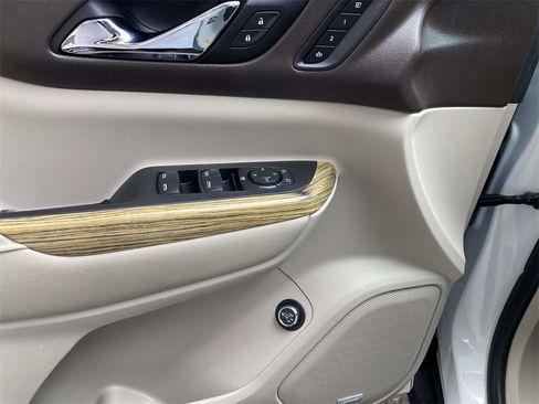 Used 2018 GMC Acadia Denali w/ Technology Package image 12