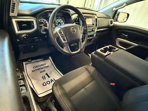 Used 2018 Nissan Titan SV image 19