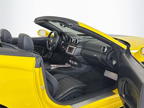 Used 2014 Ferrari California image 18