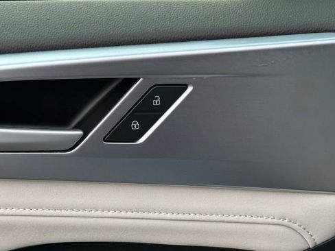 Certified 2025 Volkswagen Taos SE w/ Panoramic Sunroof Package image 24