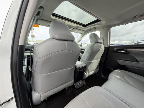 Used 2023 Toyota Highlander Limited AWD/4WD image 16