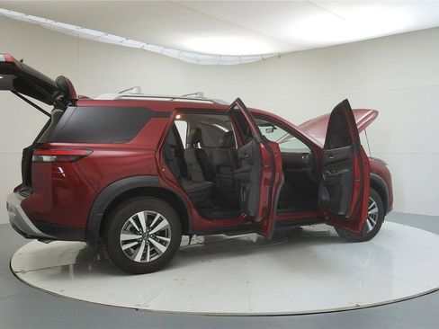 Used 2024 Nissan Pathfinder SL image 12
