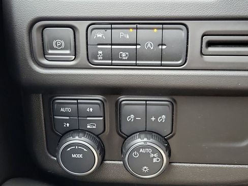 Used 2023 Chevrolet Suburban LT w/ Luxury Package AWD/4WD image 23