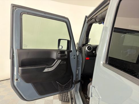 Used 2015 Jeep Wrangler Unlimited Rubicon AWD/4WD image 10