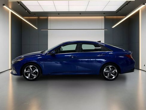 Used 2023 Hyundai Elantra Limited w/ Cargo Package FWD image 2