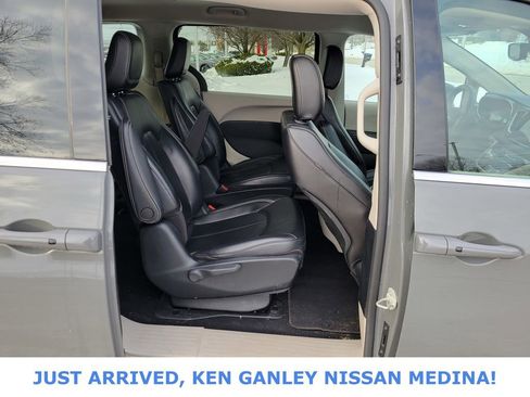 Used 2023 Chrysler Pacifica Touring-L image 19