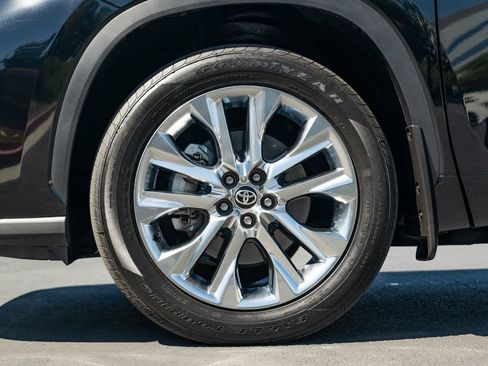Certified 2025 Toyota Highlander Limited FWD image 12
