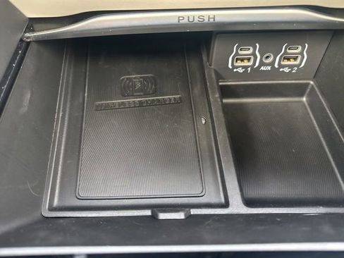 Used 2024 Chrysler Pacifica Limited image 32