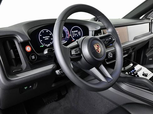 Used 2025 Porsche Cayenne Coupe image 4