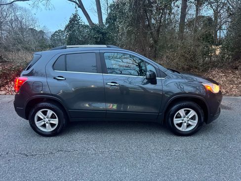 Used 2017 Chevrolet Trax LT w/ LT Convenience Package image 2