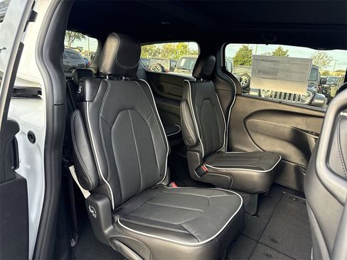 New 2026 Chrysler Pacifica Limited w/ S Appearance Package image 27