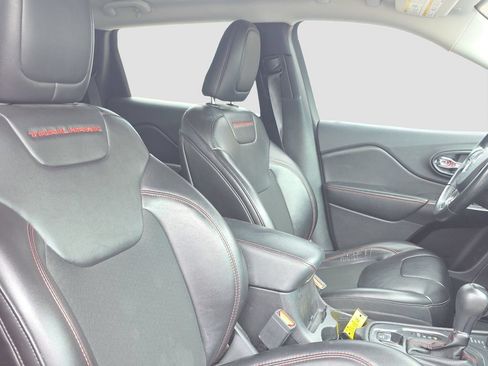 Used 2019 Jeep Cherokee Trailhawk AWD/4WD image 20