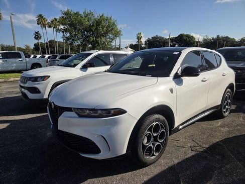 Used 2025 Alfa Romeo Tonale w/ Premium Package AWD/4WD image 3