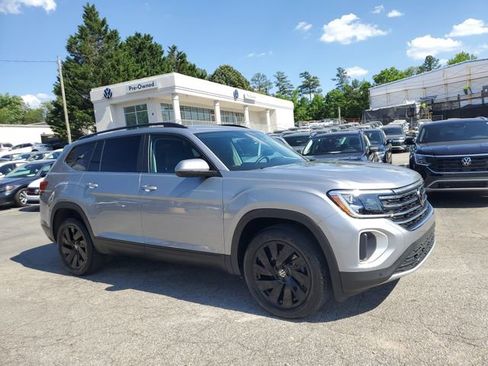 Certified 2025 Volkswagen Atlas SE w/ Panoramic Sunroof Package image 3