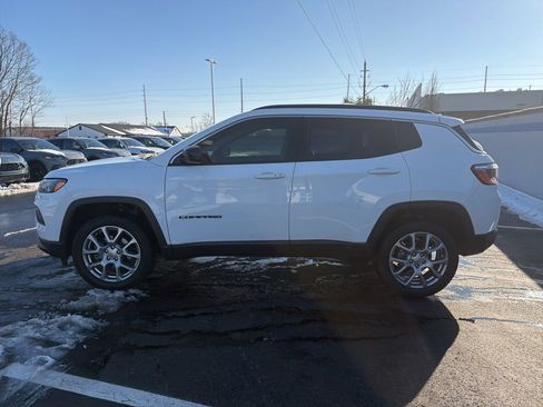 Used 2022 Jeep Compass Latitude image 2