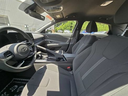 Used 2024 Hyundai Elantra SE FWD image 11