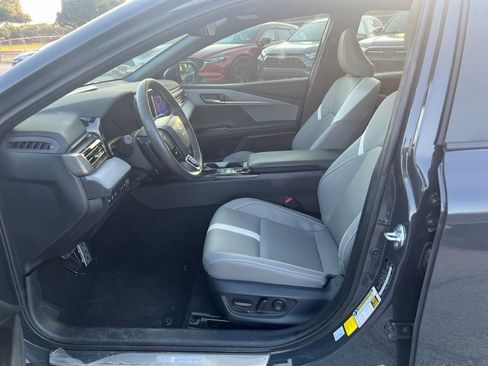 Used 2025 Toyota Camry SE w/ Convenience Package FWD image 8