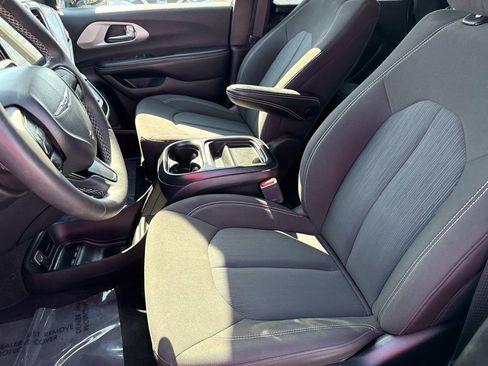 Used 2024 Chrysler Pacifica Touring image 22