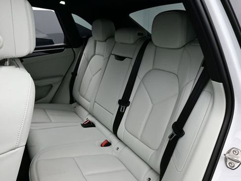 Certified 2025 Porsche Macan AWD/4WD image 14