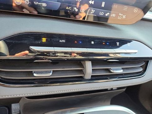 Used 2025 Buick Enclave Sport Touring AWD/4WD image 18