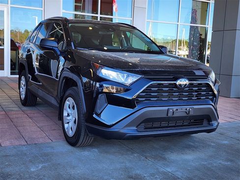 Used 2020 Toyota RAV4 LE image 25