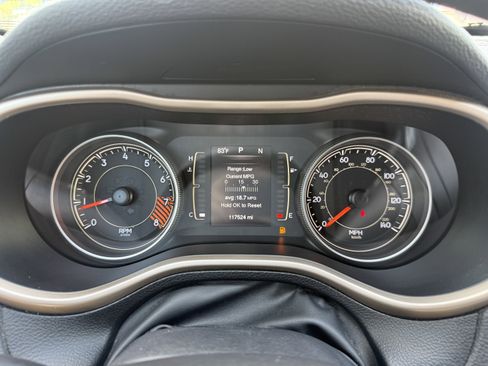 Used 2015 Jeep Cherokee Latitude w/ Cold Weather Group AWD/4WD image 26