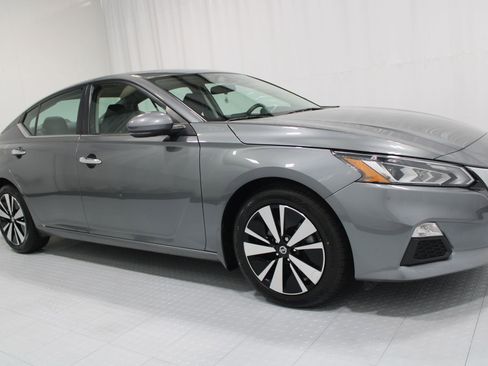 Used 2022 Nissan Altima 2.5 SV w/ SV Premium Package FWD image 3