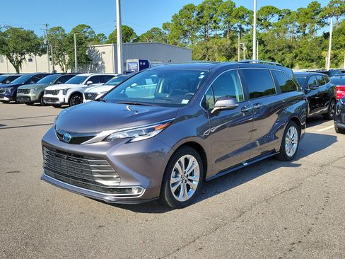 Used 2023 Toyota Sienna Platinum FWD image 3